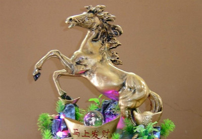 招財(cái)鎮(zhèn)宅 流水生財(cái)——解析仿古銅樹脂馬擺件噴泉的工藝與寓意